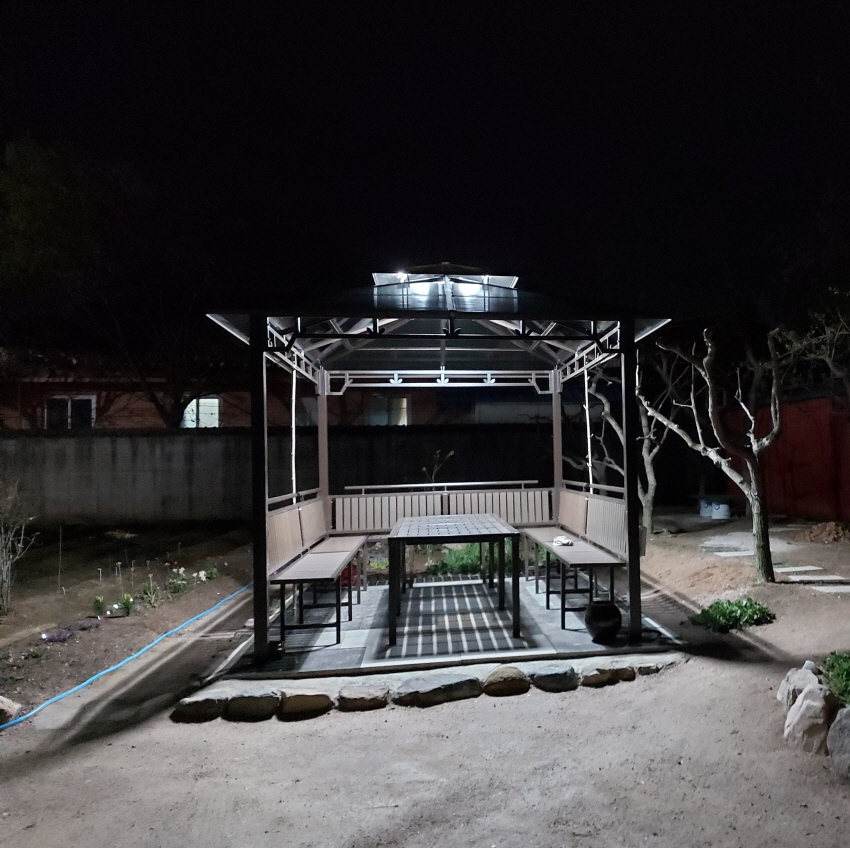 경주한옥민박 그린&힐링 외부 밭과 화단 힐링쉼터 사진